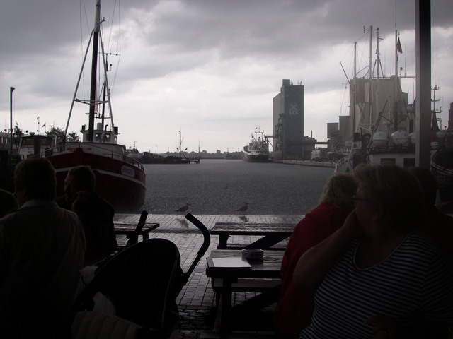  Törn nach Heiligenhafen 2008 Im Hafen  Es regnet !! - Zum Glück im Trockenen bei Pommes und GrogFoto: CD / Nutzung nur mit Zustimmung des Fotografen! 