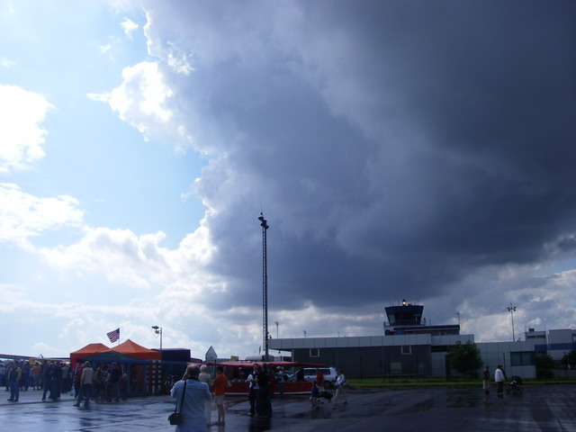 Finsteres Wolkenbild überm Flugfeld Holtenau beim Flugtag Foto: CD / Nutzung nur mit Zustimmung des Fotografen!  