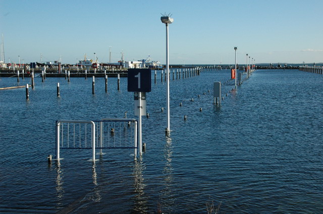 Hochwasser in der Kieler Förde - Der Hafen von Strande Foto: CD / Nutzung nur mit Zustimmung des Fotografen!
