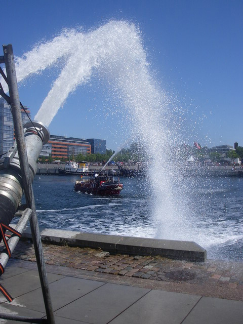  THW-Fontäne und historisches Feuerwehrboot beim Dampffest im Kieler Hafen Foto: CD / Nutzung nur mit Zustimmung des Fotografen! 